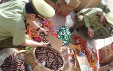 Thu giữ hơn 7.000 sản phẩm thực phẩm do Trung Quốc sản xuất không giấy tờ