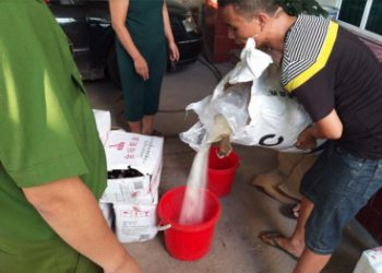 Bắt giữ 1 tấn bột làm bánh trung thu nhập lậu đang trên đường mang đi tiêu thụ