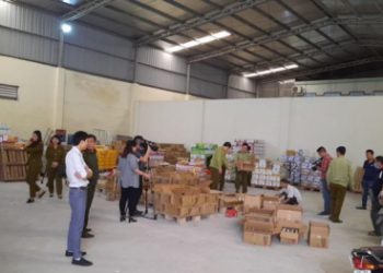 Phát hiện hơn 5.000 chai nước uống tẩy xóa ngày sản xuất và hạn sử dụng