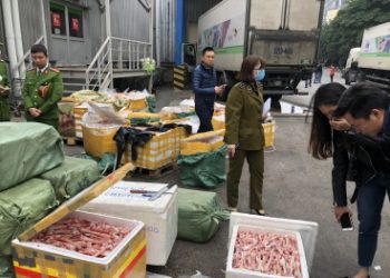 Bắt giữ hàng tấn nội tạng động vật bốc mùi hôi thối tại khuôn viên siêu thị Mega Market