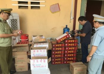 Lượng lớn nước ngọt, đỗ đen không rõ nguồn gốc ‘tuồn’ về Việt Nam bị thu giữ