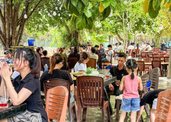 Quán vừa ăn vừa lội nước độc lạ ở TP HCM