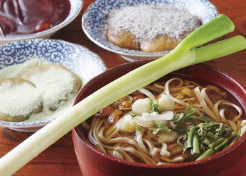 Tin được không, ăn mì bằng cọng hành thay đũa