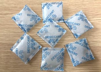 Cần thận trọng với thực phẩm ẩm mốc vì gói hút ẩm