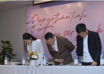 Hằng Du Mục và Quang Linh Vlogs đã bán hơn 100.000 hộp kẹo rau củ Kera