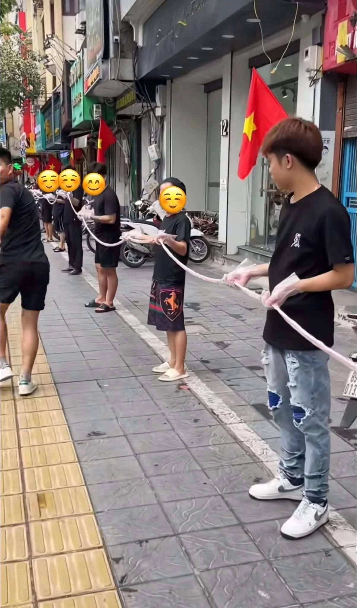 Ngô Quyền Thế khoe về bộ lòng se điếu dài 40 m.