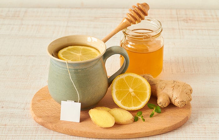 Uống nước trà gừng ấm hoặc mật ong là phương pháp dân gian có thể áp dụng nếu triệu chứng nhẹ