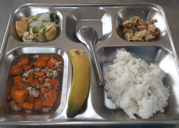 Hơn 2.200 học sinh tạm ngưng ăn bán trú vì nghi thực phẩm bẩn tuồn vào trường