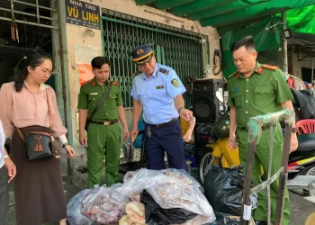 Hàng ngàn container thực phẩm ngoại 'nằm bất động' chờ hướng dẫn mới